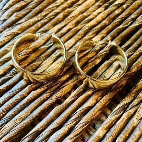 ✨✨Chunky Gold Tone Hoops ✨✨ - Picture 6 of 9